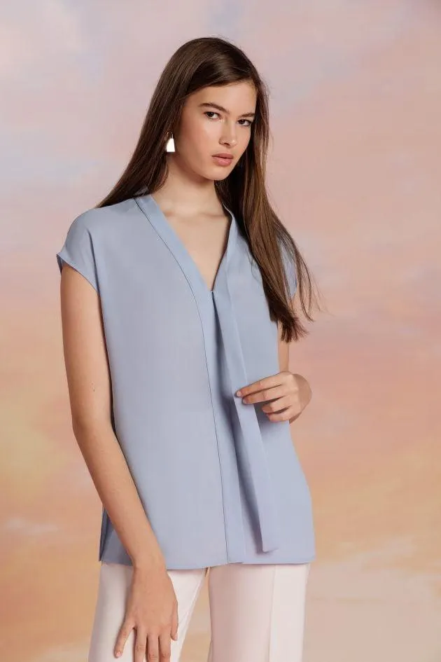 Camisa con lazada de crepé marocain