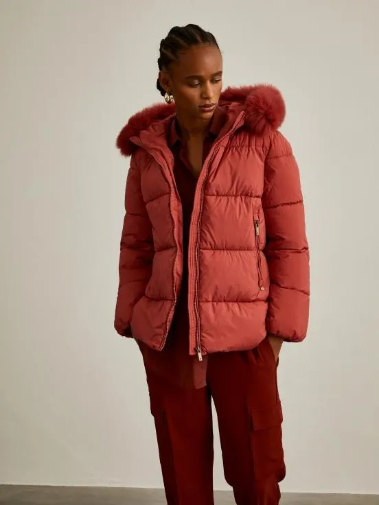 Chaqueta acolchada con capucha de pelo