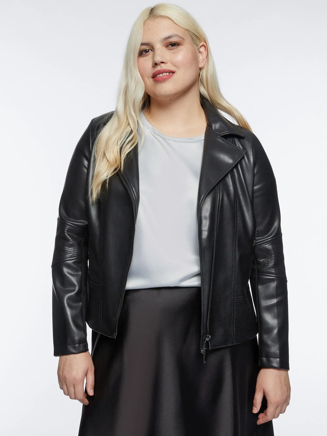 Cazadora biker con pespuntes