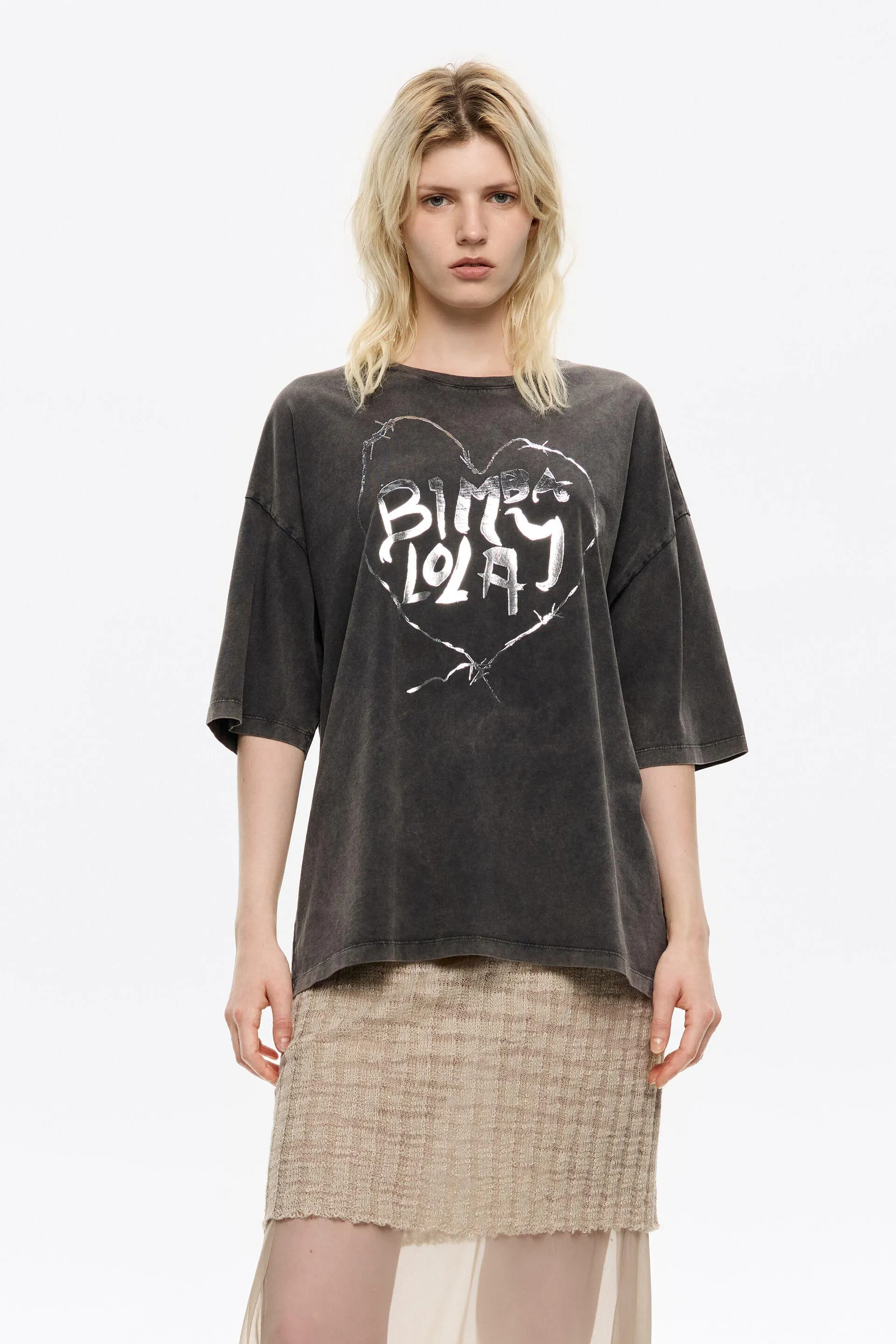 Camiseta logo corazón negro lavado