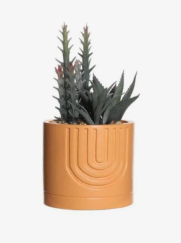 Planta artificial y maceta de cemento