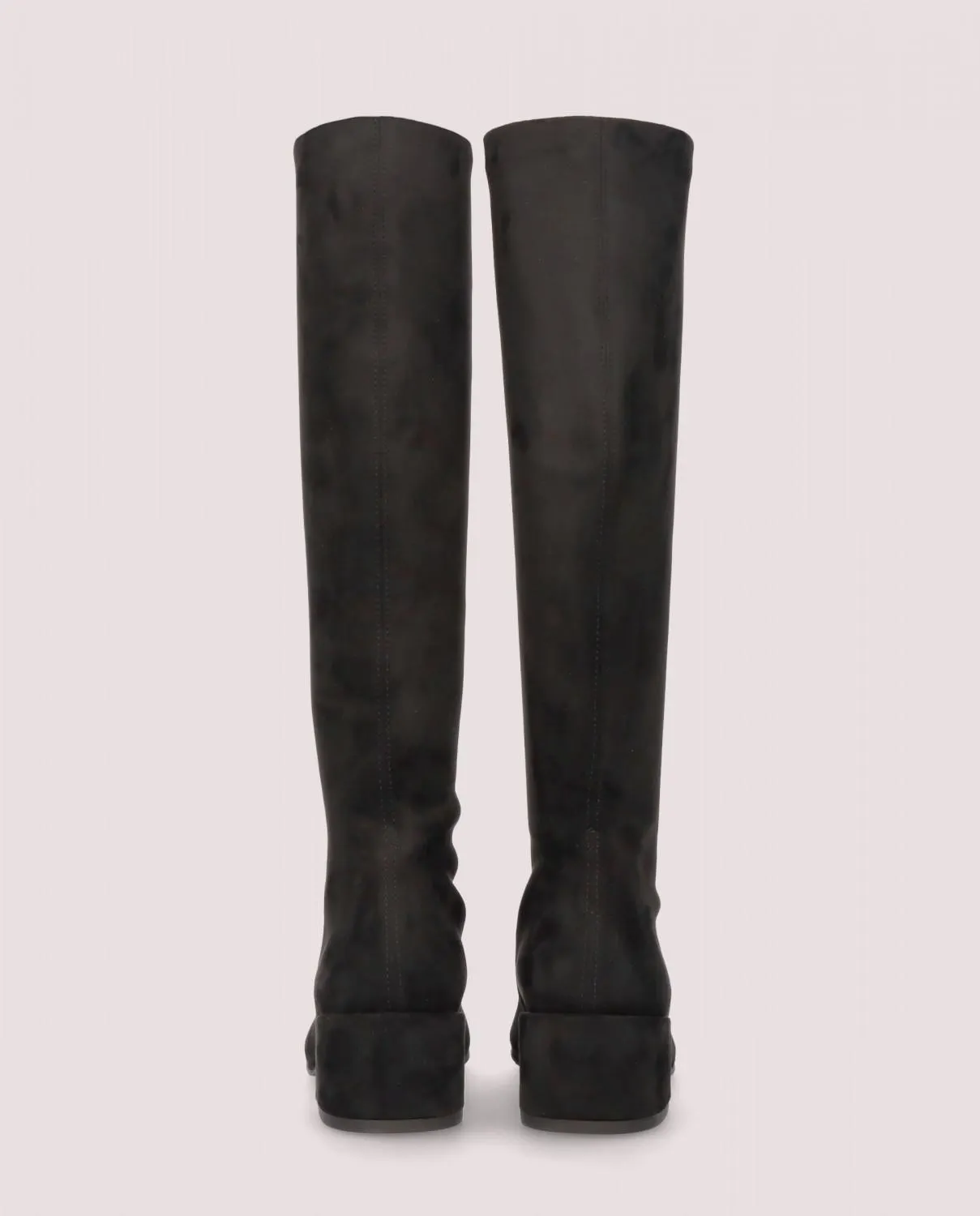 Bota modelo Jendayi en tela elástica negra efecto ante con tacón de 4.5cm, suela de goma, plantilla de piel y forro de tela.