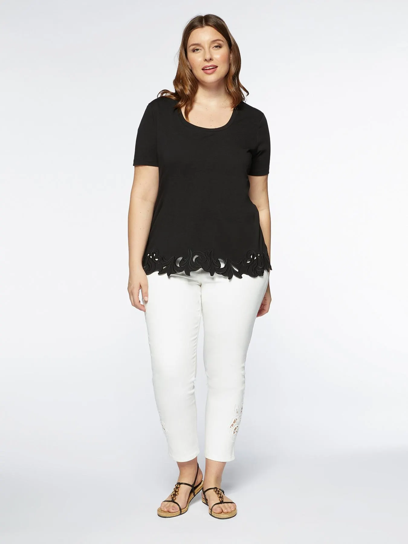 Camiseta con borde de encaje en el fondo