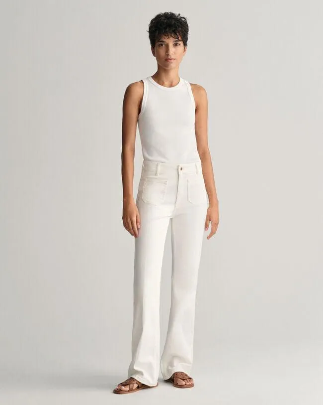 Slim fit ‑mitoitetut alaspäin levenevät valkoiset farkut