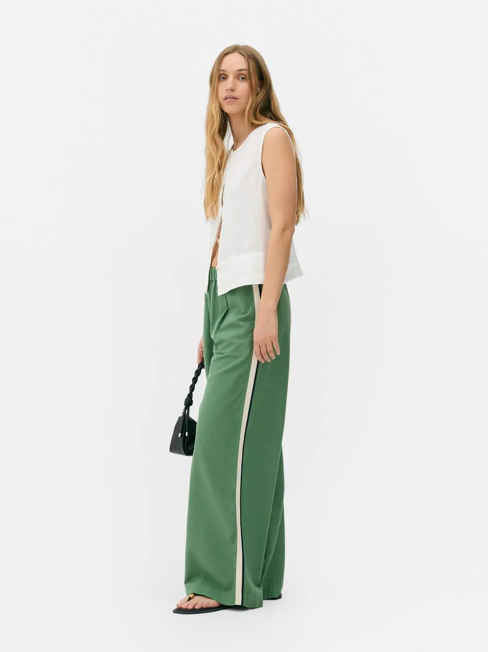 Pantaloni larghi con righe laterali