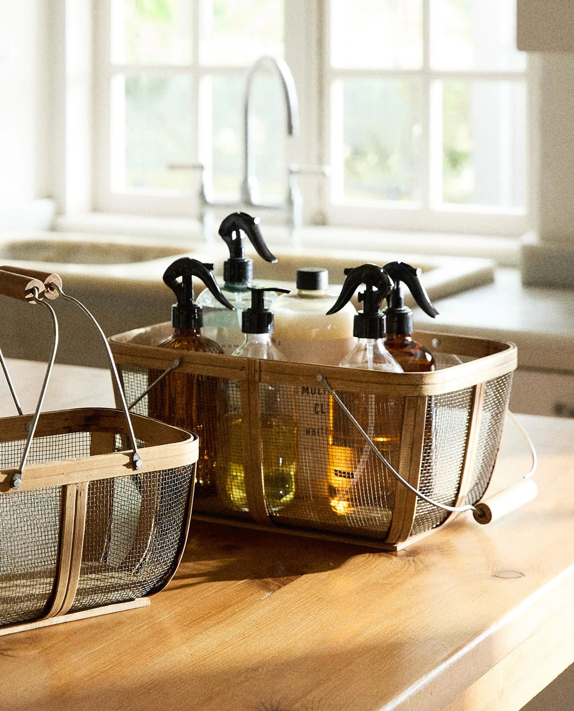 CESTA CON ASA MADERA Y METAL