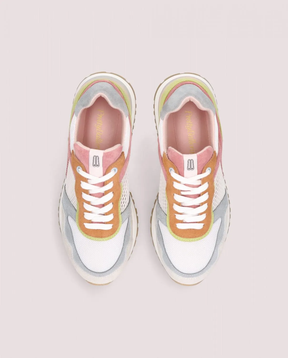 Zapatilla deportiva modelo Nina en ante multicolor con suela de goma dentada de 3cm, plantilla de piel y forro de tela.