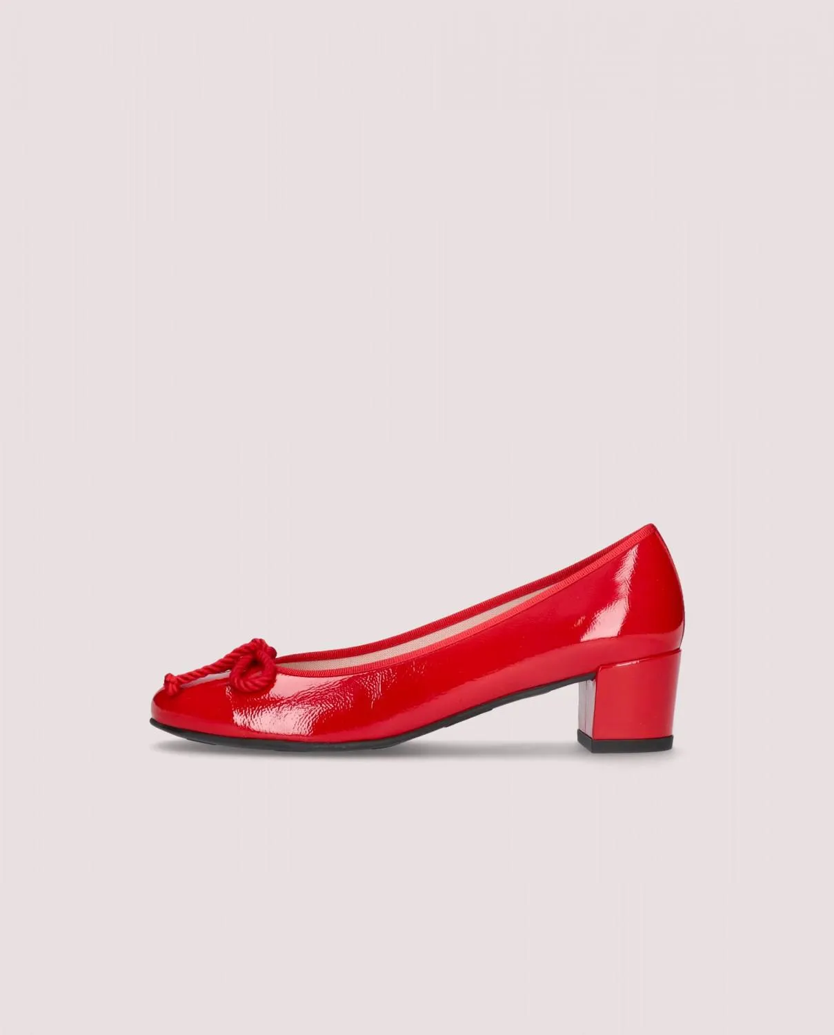 Bailarina de corte bajo modelo Joanna en charol rojo con tacón de 4cm, suela de goma, plantilla de piel y forro de tela