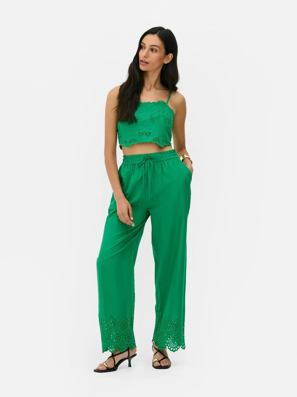 Pantalones con cordón de ajuste y detalle troquelado