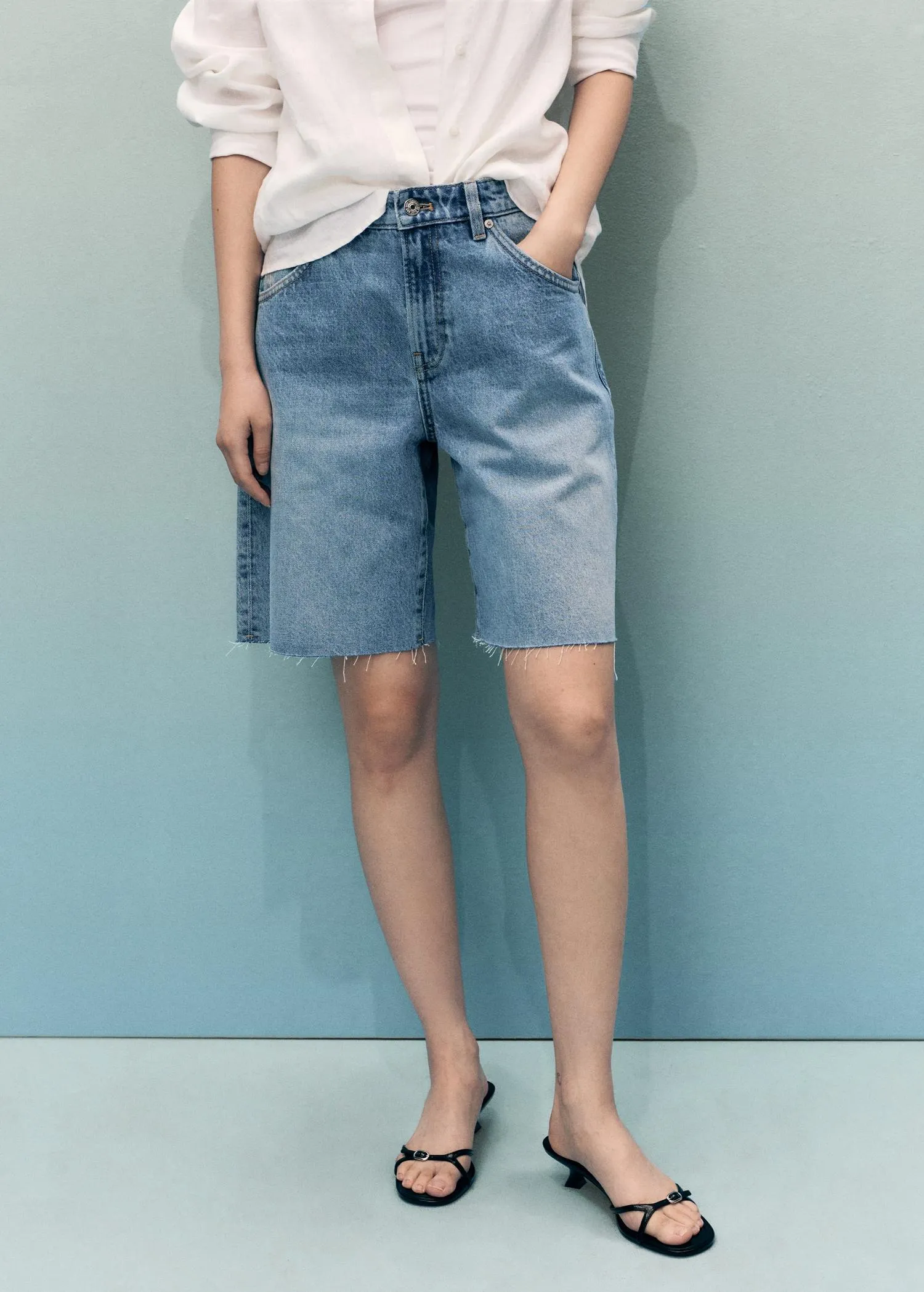 Bermudas denim bajo deshilachado