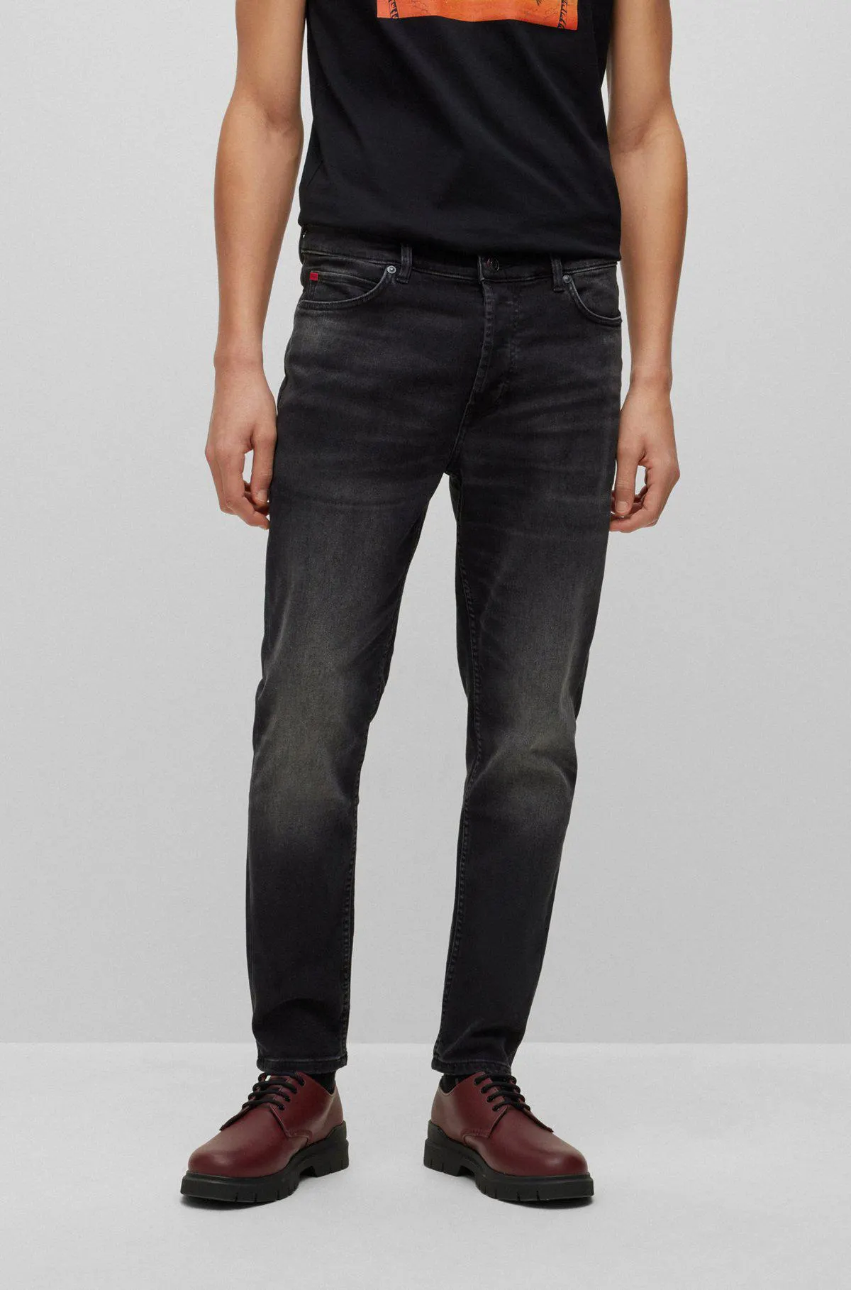 Vaqueros tapered fit de cómodo denim elástico negro
