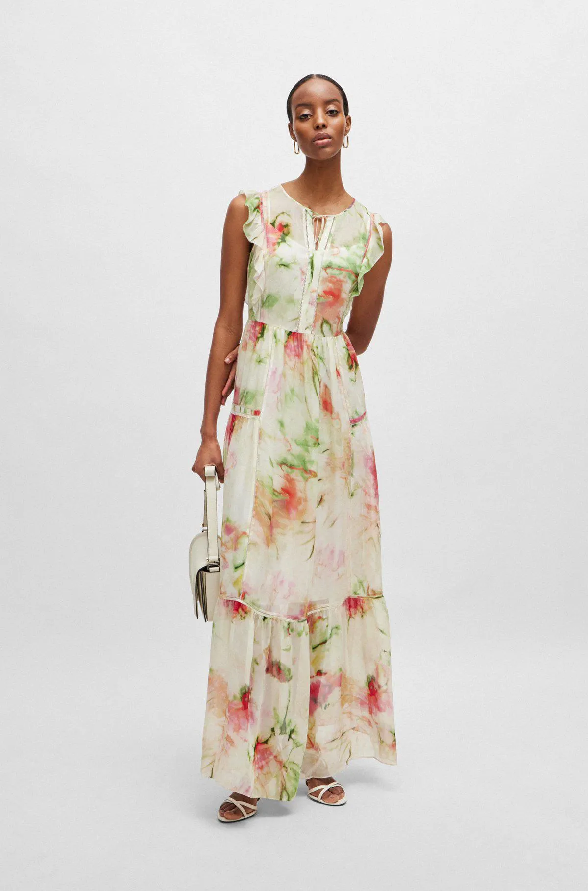 Vestido estampado em crepe enrugado com detalhes de renda