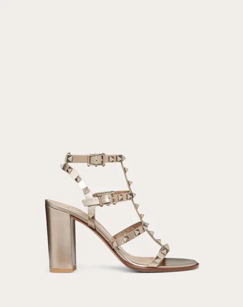 SANDALIAS ROCKSTUD DE PIEL DE BECERRO METALIZADA CON TIRAS Y TACÓN DE 90MM