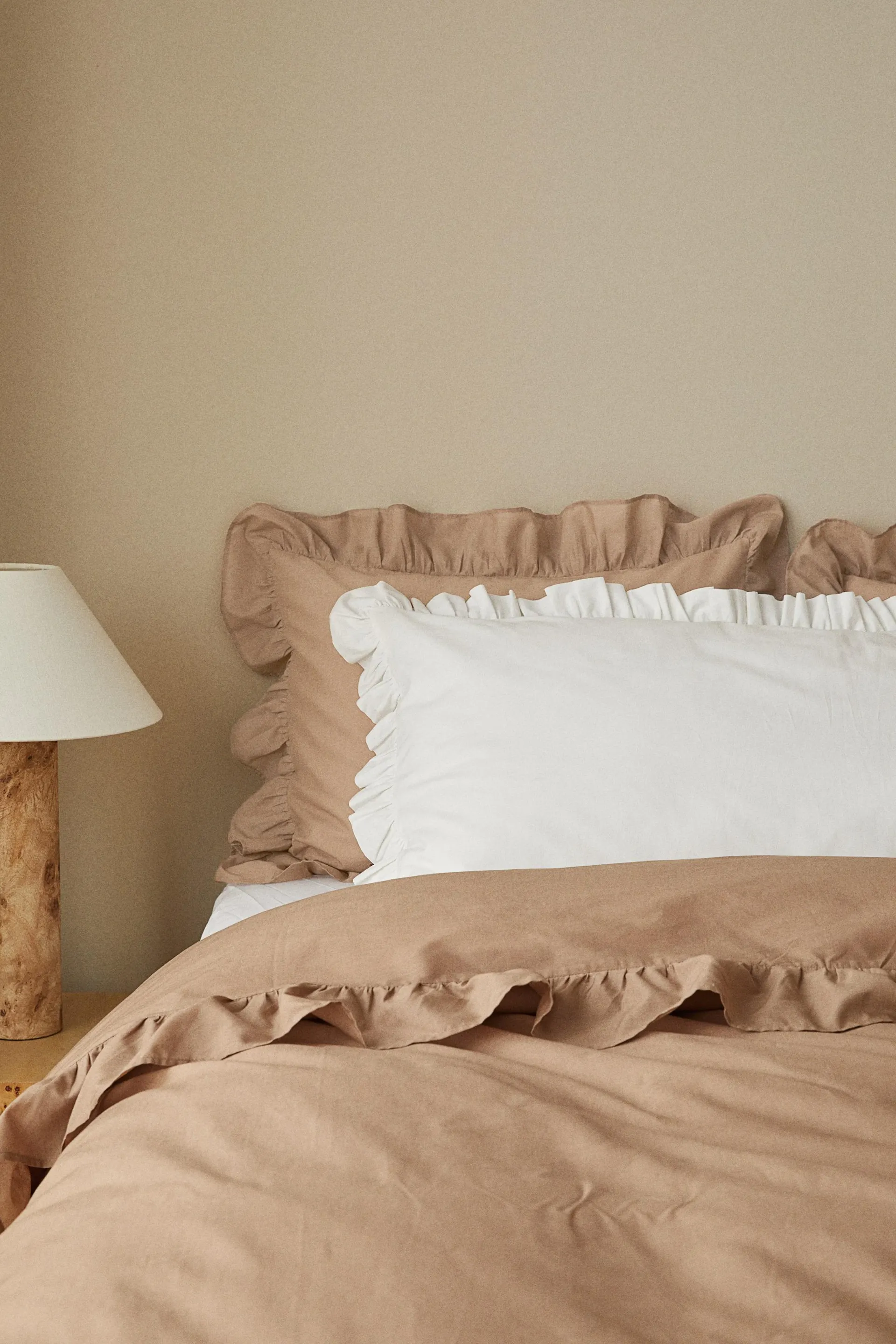 Funda de cojín en algodón con cenefa de volante