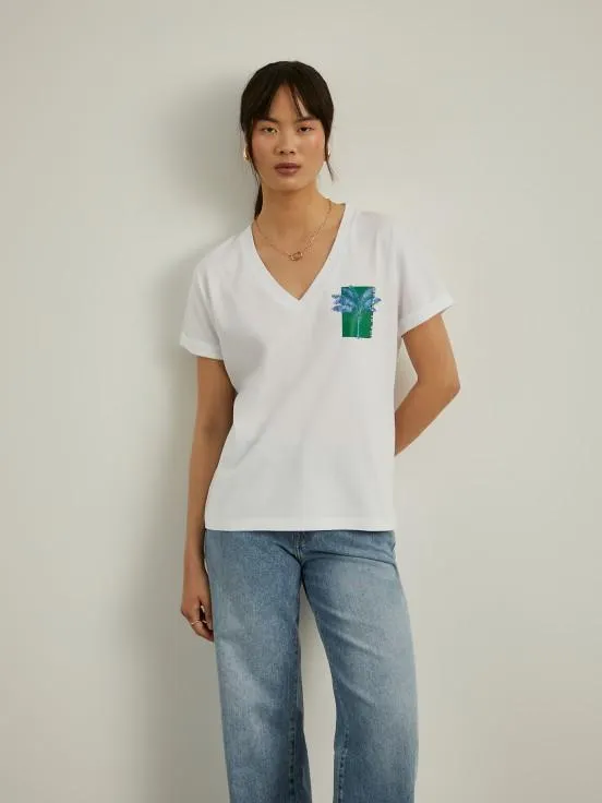 Camiseta cuello pico con estampado