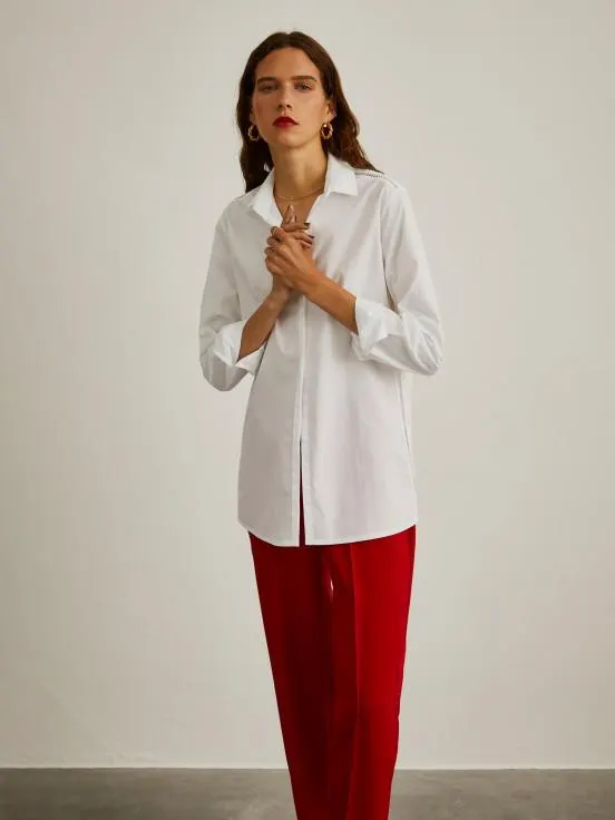 Camisa de algodón con bordado inglés.