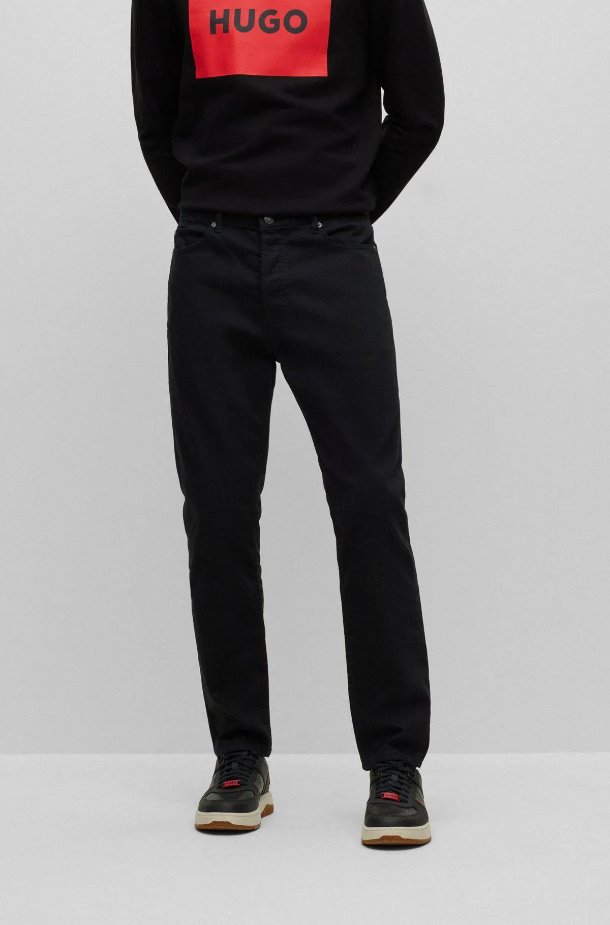 Vaqueros tapered fit de cómodo denim elástico negro