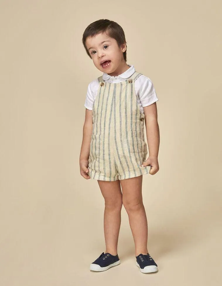 Peto de lino de rayas azules con fondo piedra