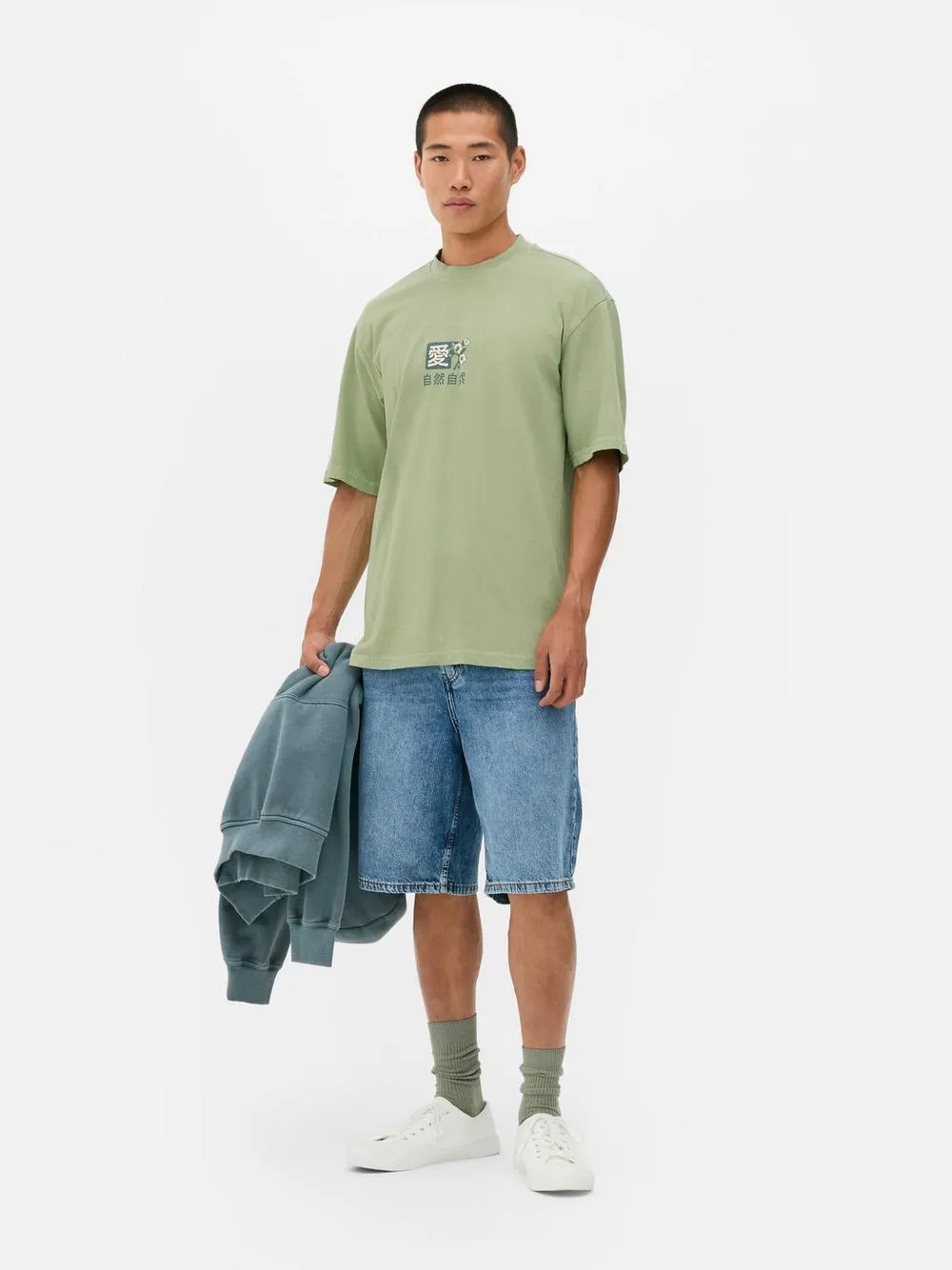 Camiseta gráfica con letras orientales