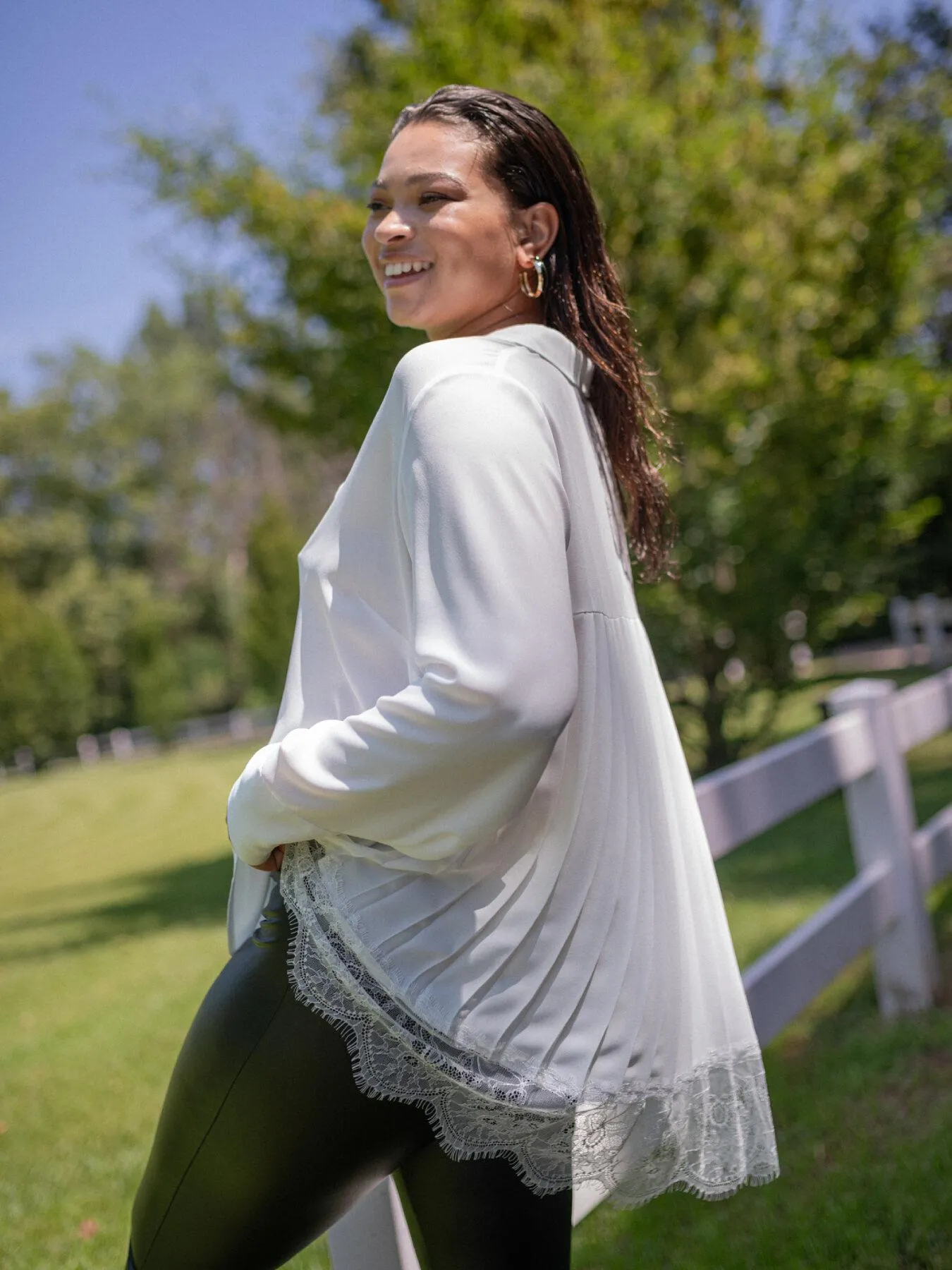 Camisa con parte plisada y encaje por detrás