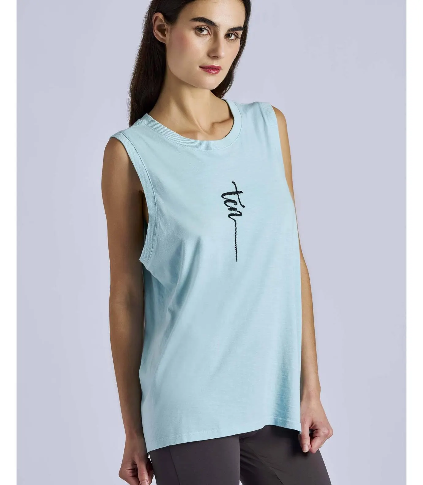 Camiseta sin mangas con bordado color azul