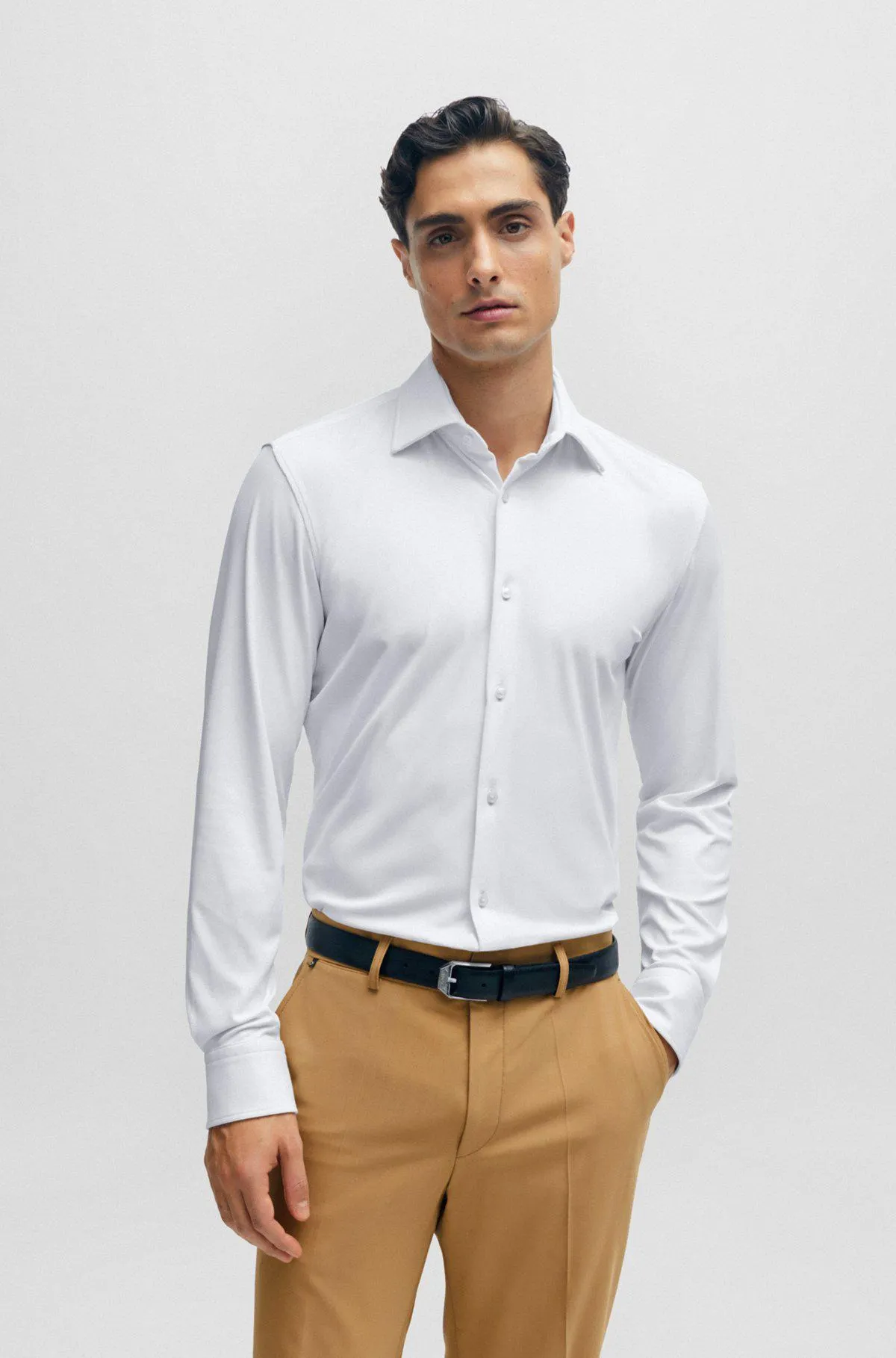 Camisa slim fit de tejido elástico técnico