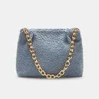 Bolso bandolera en teddy con asa de cadena