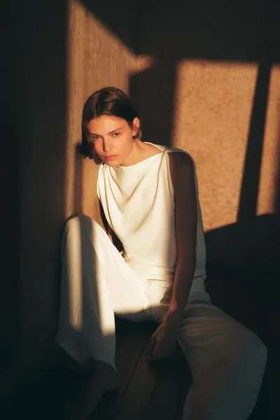 TOP ASIMÉTRICO FRUNCES TEJIDO RÚSTICO