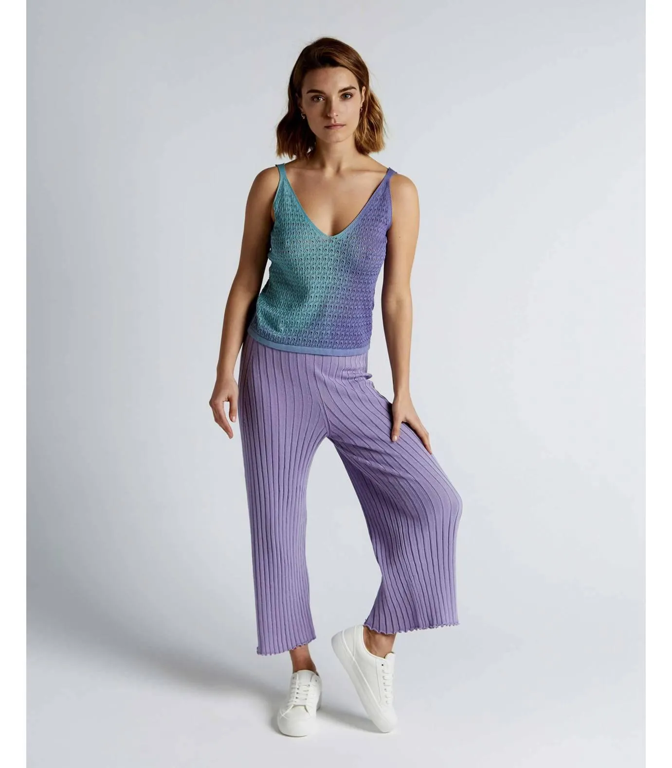 Pantalones tobilleros de canalé color lavanda