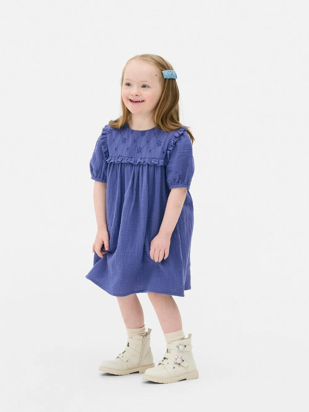 Vestido de manga corta con bordado inglés