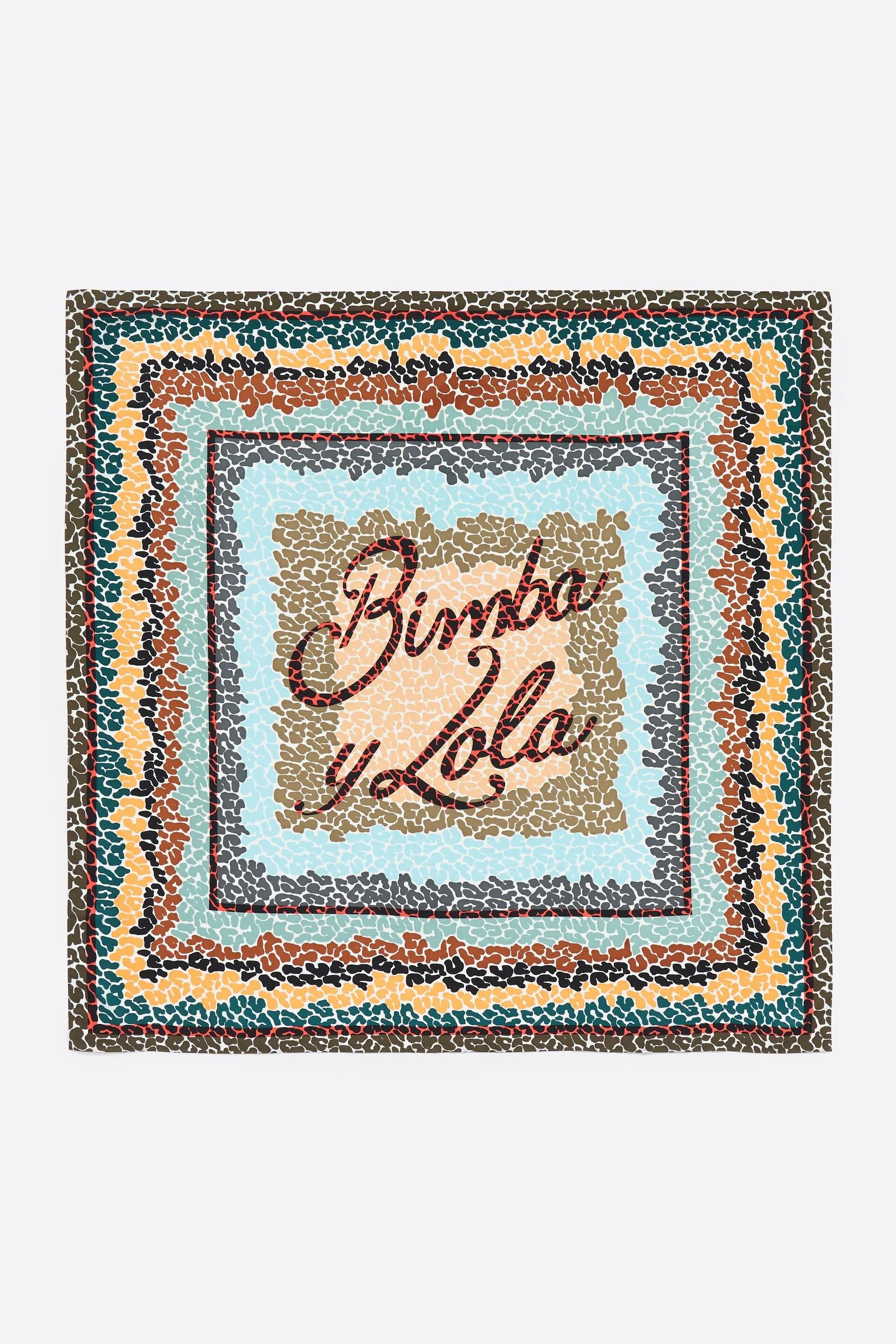 Pañuelo marcos leopardo y logo marfil