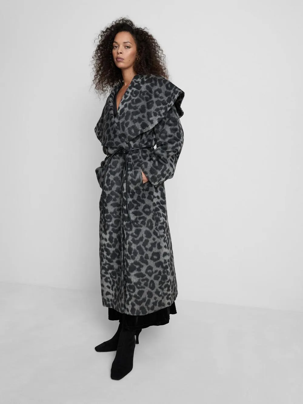 Abrigo estampado largo con grandes solapas