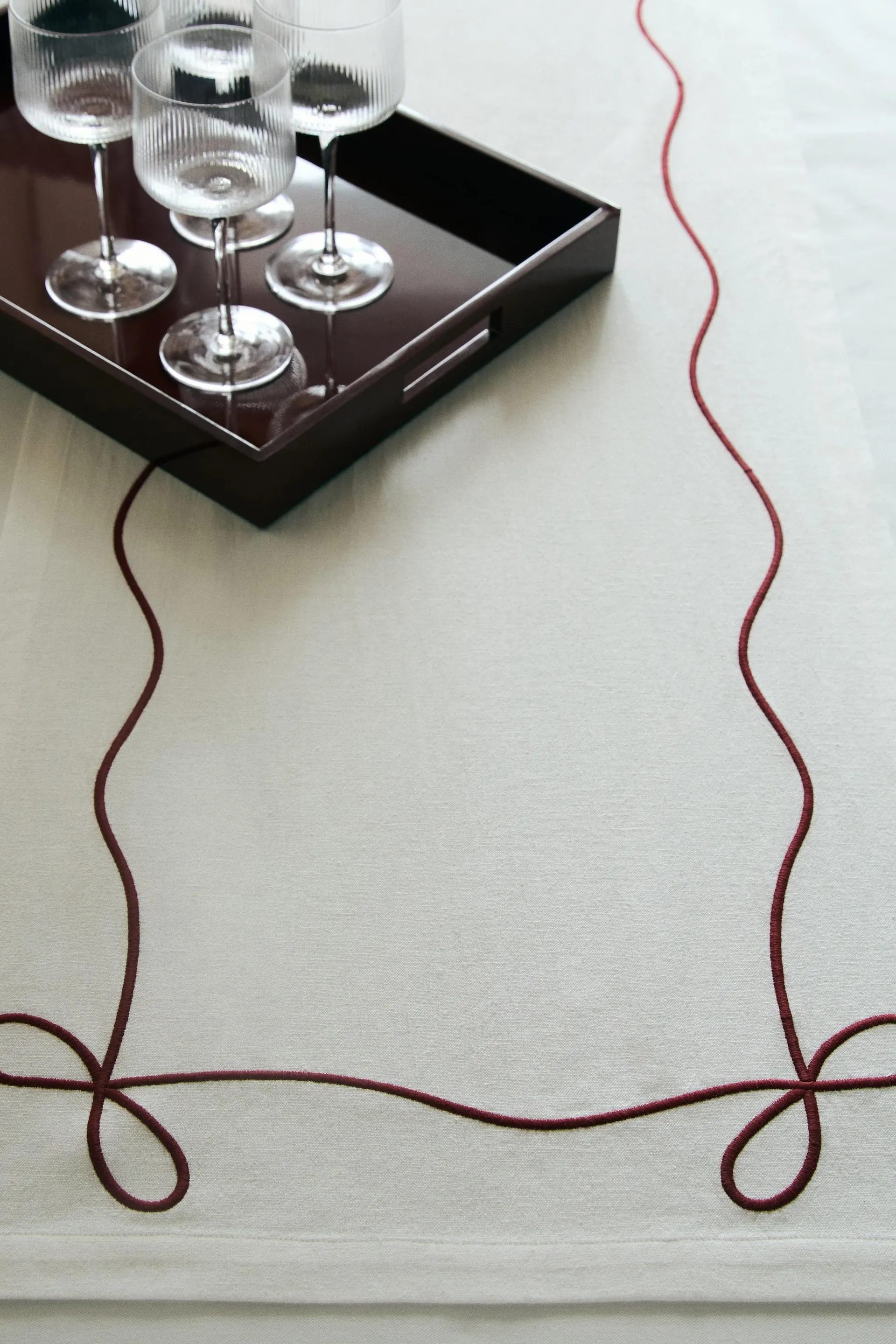 Camino de mesa bordado en mezcla de lino