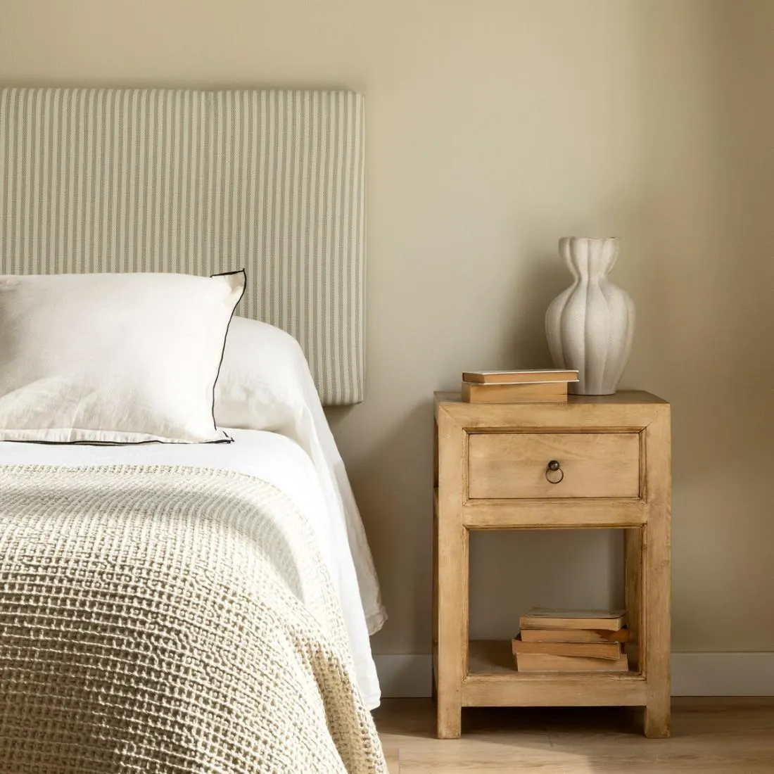 Mesita de noche de madera maciza 1 cajón 40