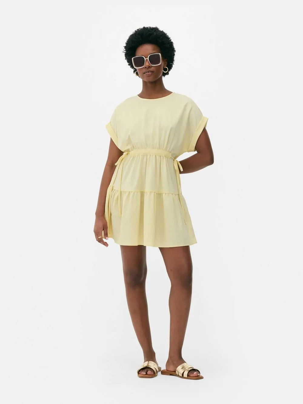 Vestido corto y escalonado con vuelo