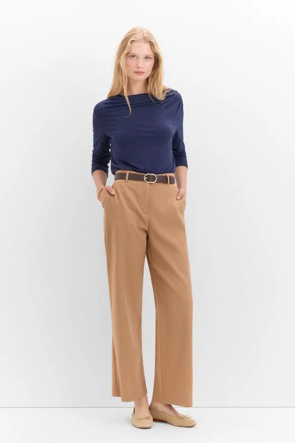 Camiseta con pliegues en hombro