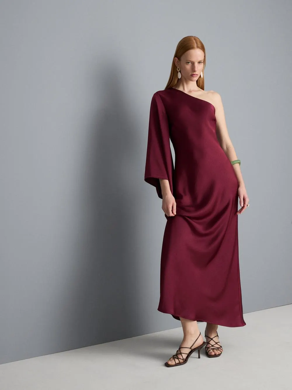 Vestido largo asimétrico con manga acampanada