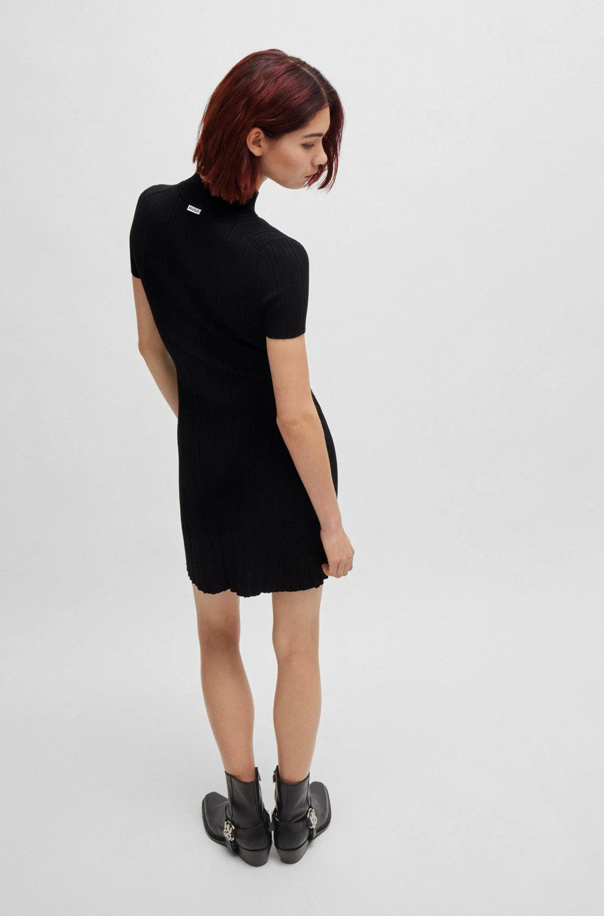 Vestido slim fit en crepé de canalé irregular