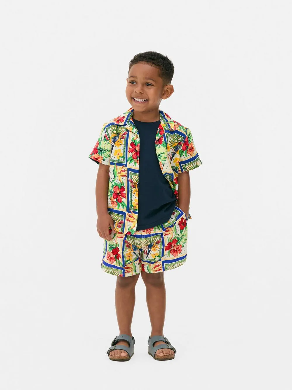 Camisa con flores tropicales para niños pequeños