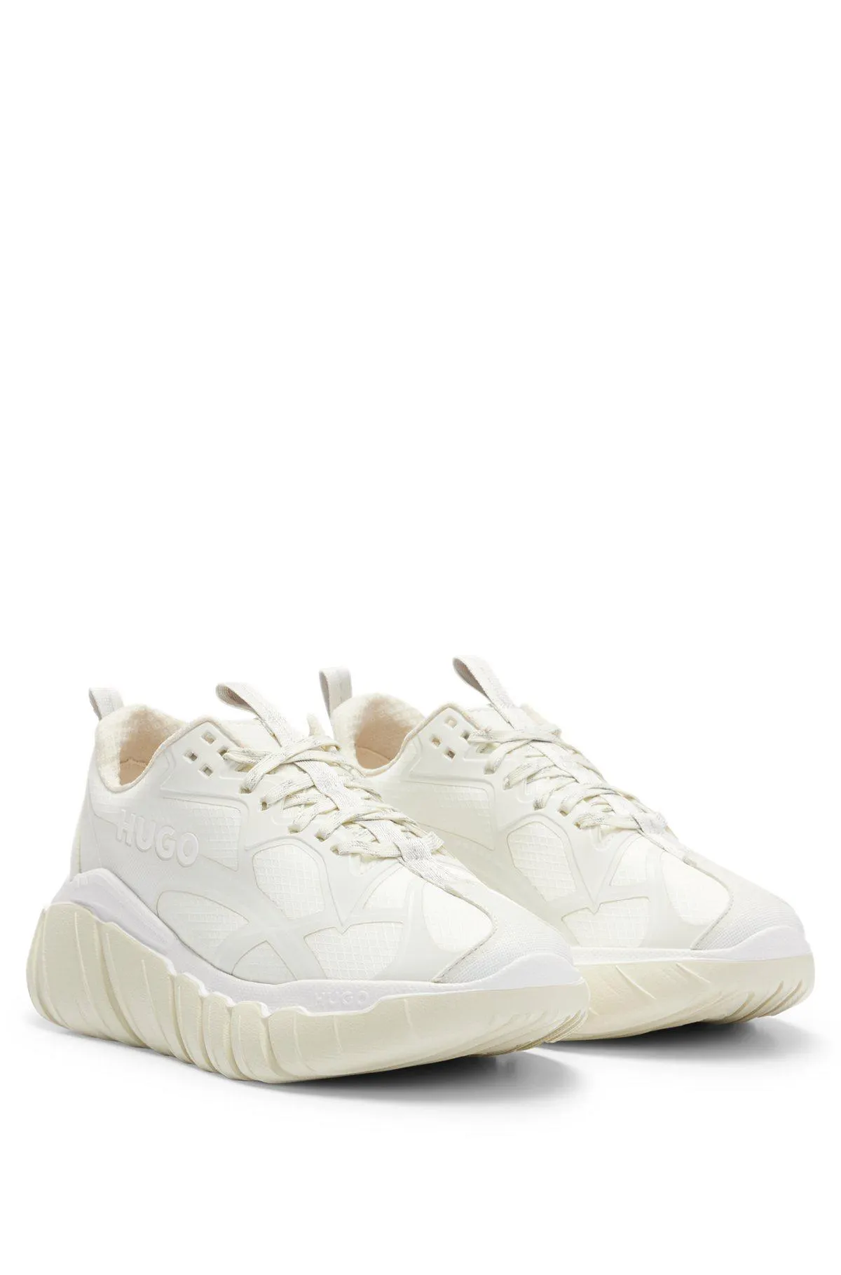 Deportivas con suela llamativa y ondas reflectantes decorativas