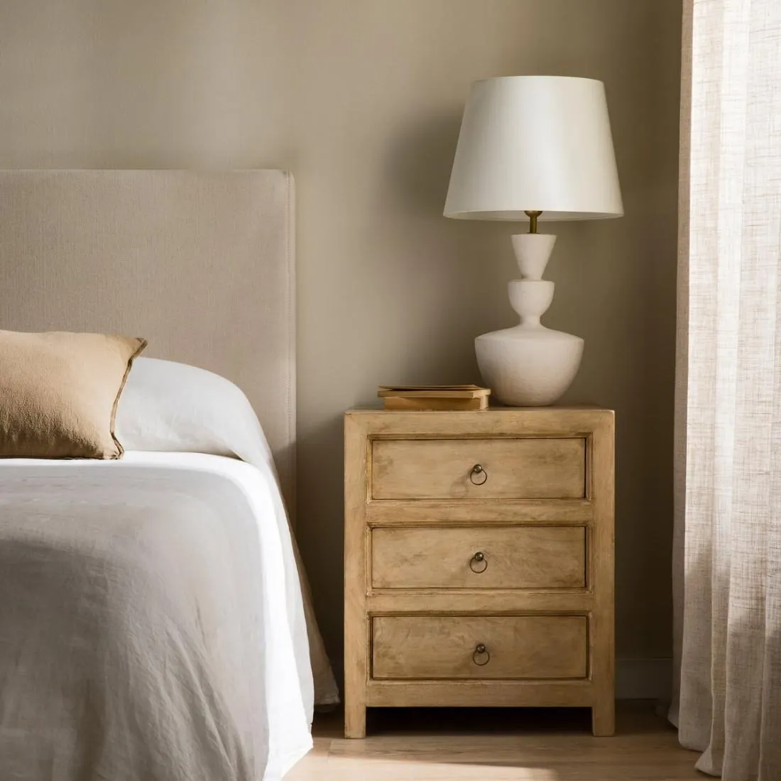 Mesita de noche de madera maciza 3 cajones