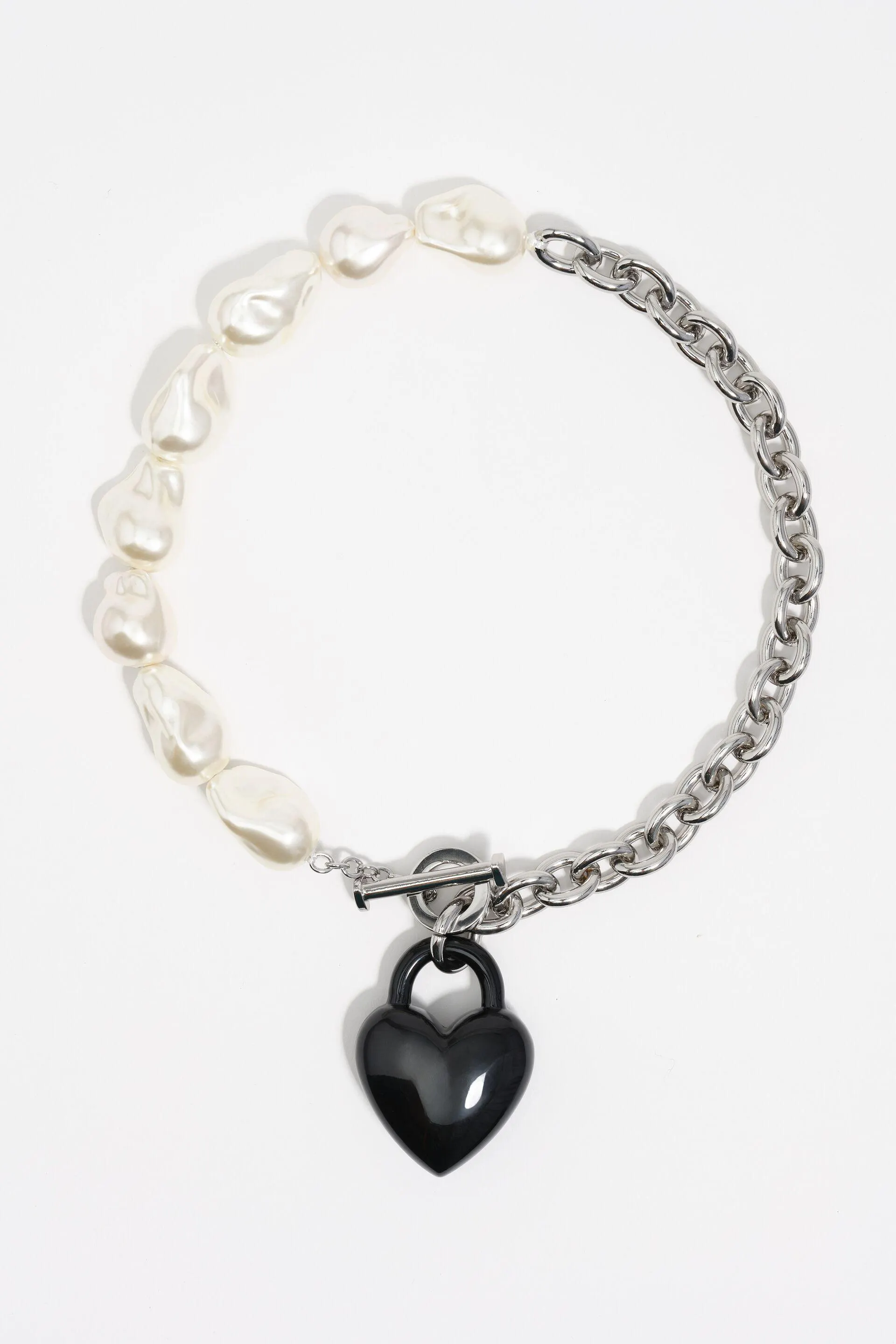 Collar perlas cadena y corazón candado negro