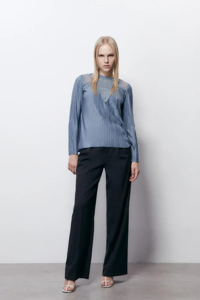 Camiseta plisada bordada