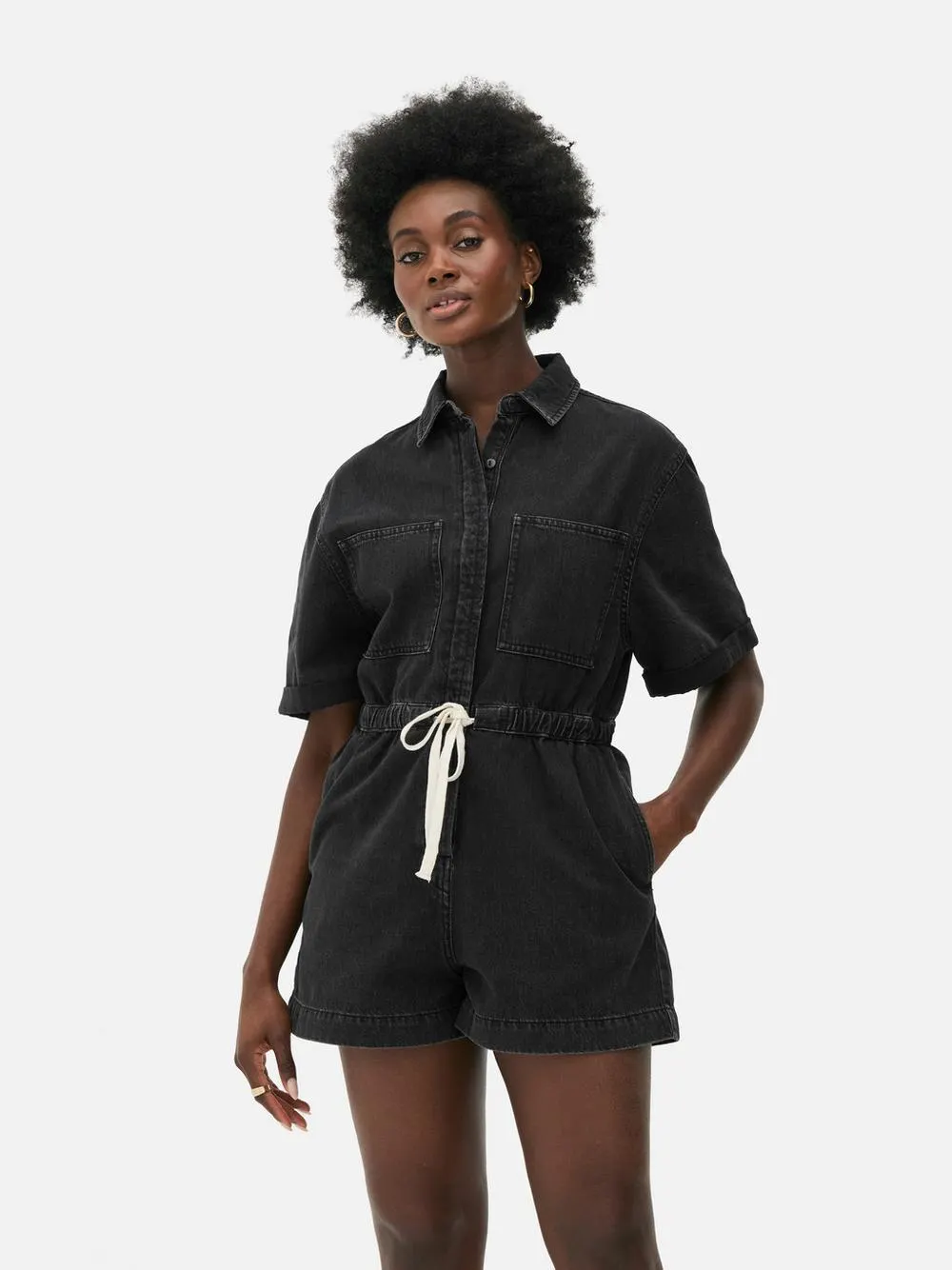 Mono de estilo militar con cordón en la cintura