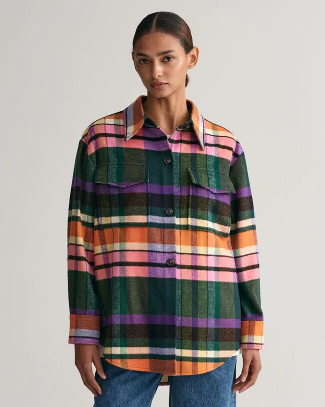 La modelo mide 177 cm y lleva la talla 36