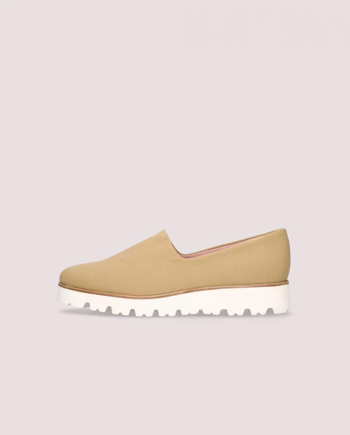 Loafer en tela elástica transpirable beige con suela de goma dentada muy ligera, plantilla y forro de piel.