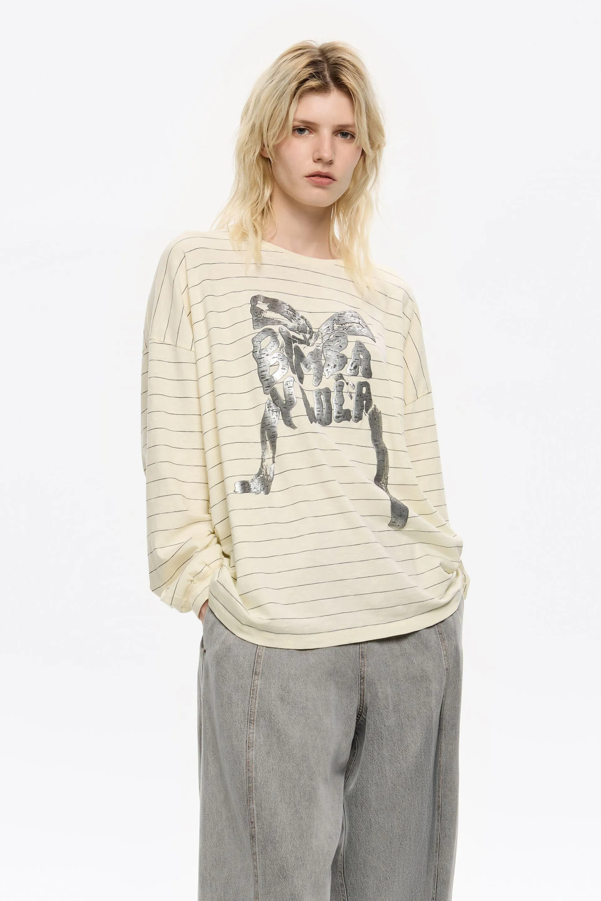 Camiseta oversize logo lazo vainilla