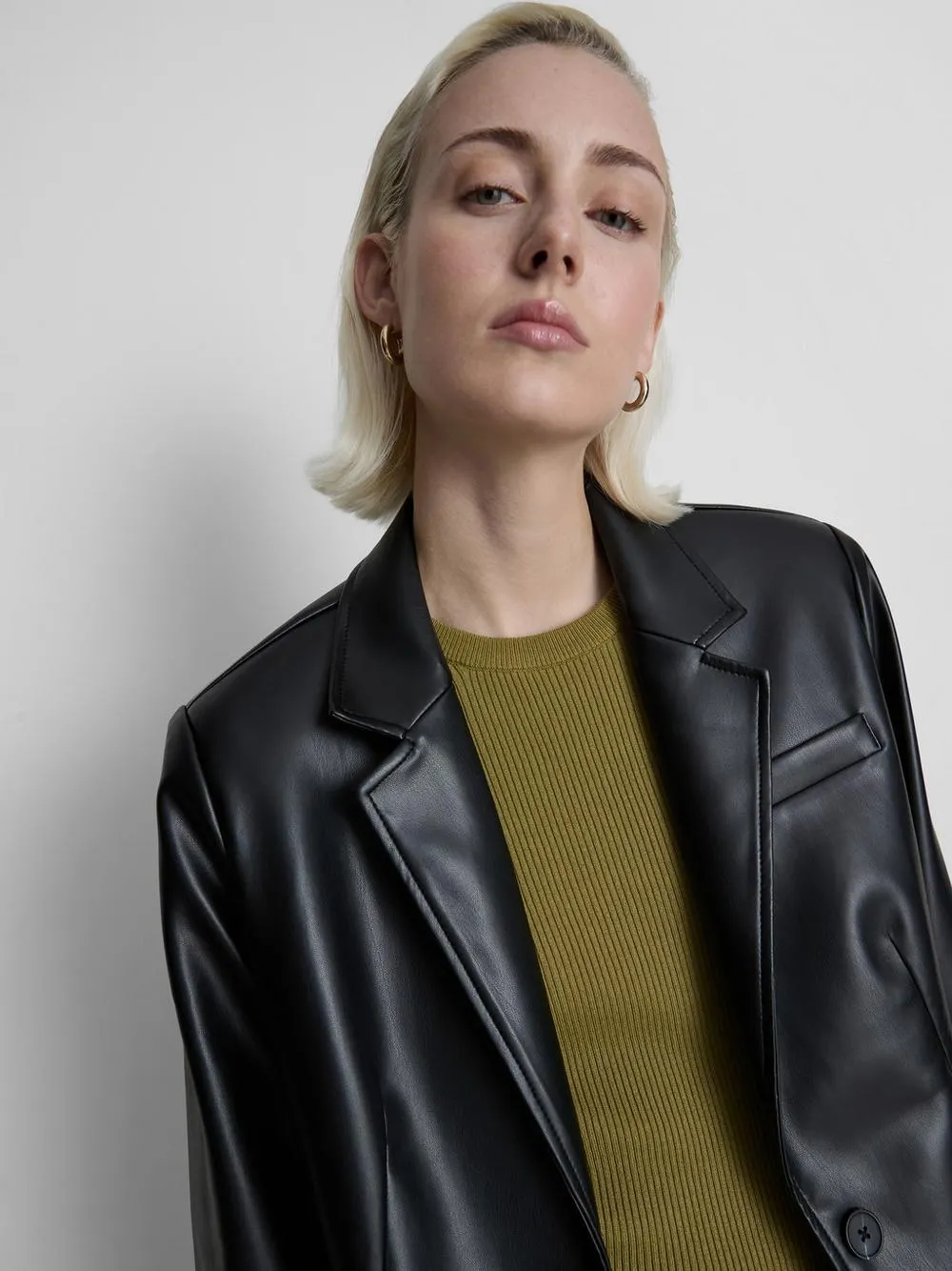 Blazer de piel sintética con botonadura simple