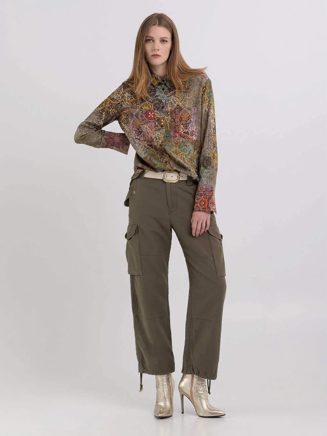 Camisa con estampado arabesco por toda la prenda