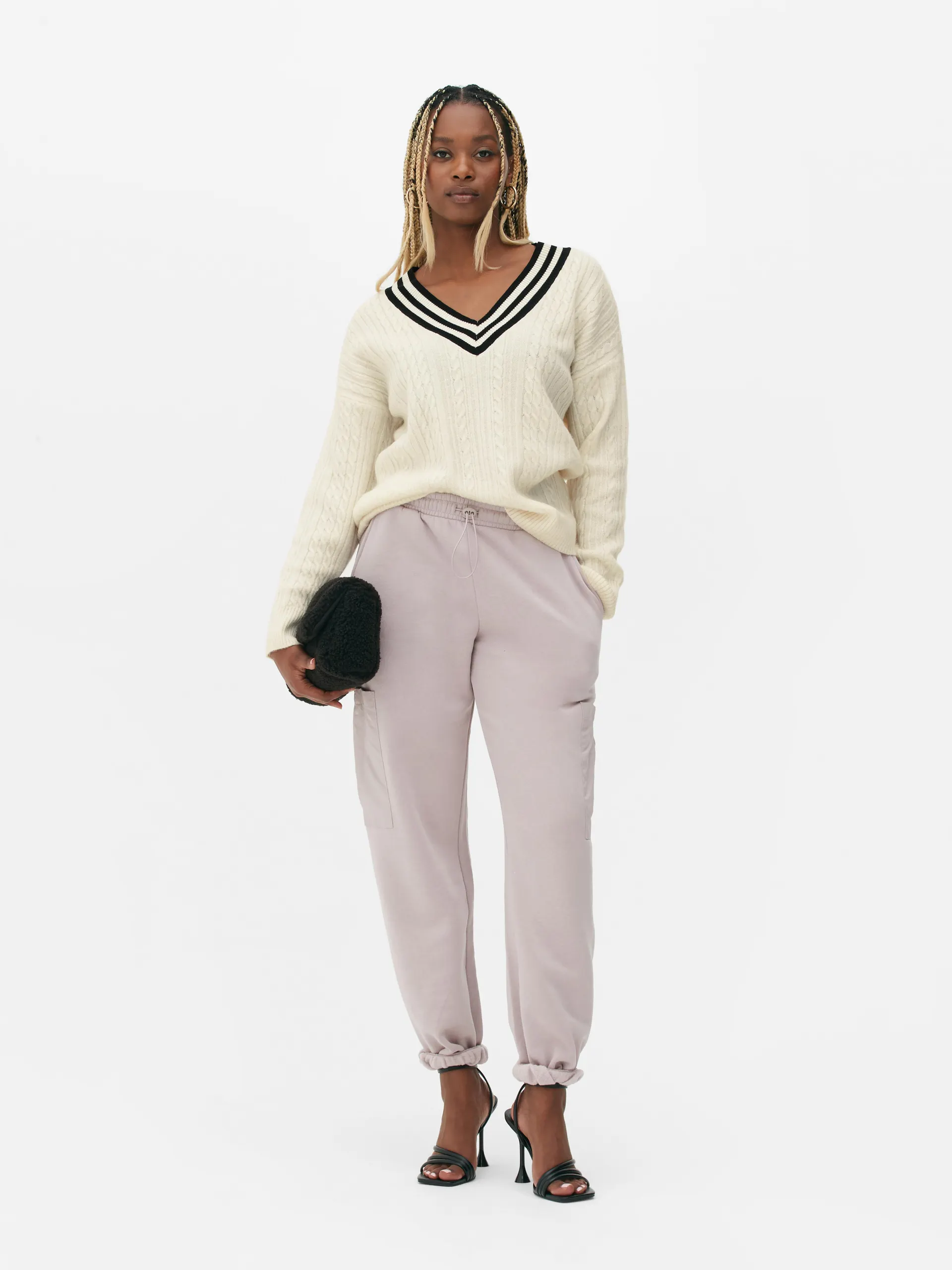 Maglia lavorata a trecce a righe con scollo a V